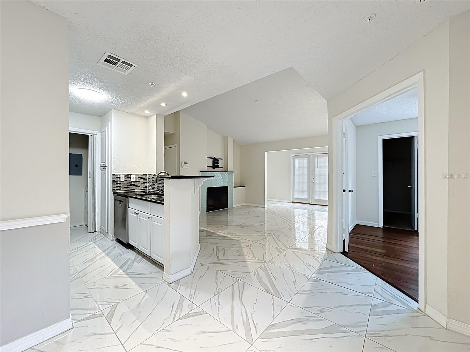 Image 19 of 54 For 232 Afton Square 201