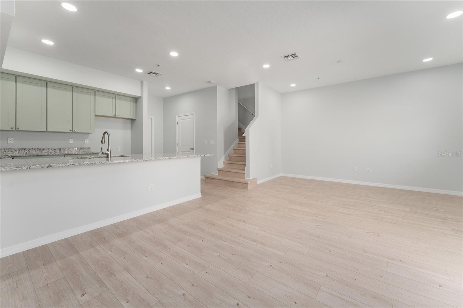 Image 14 of 41 For 288 Oak Avenue