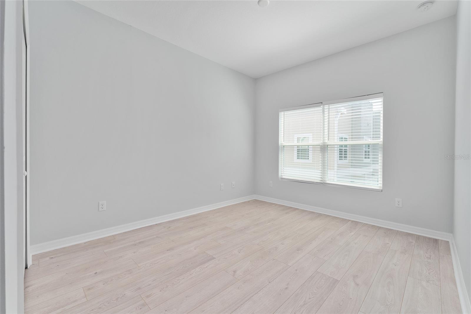 Image 28 of 41 For 288 Oak Avenue