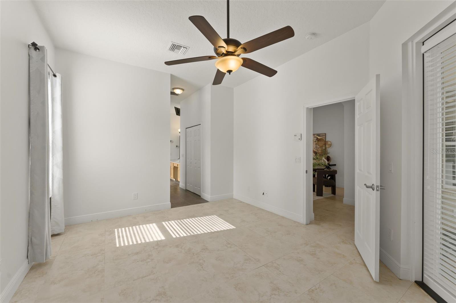 Listing photo id 8 for 889 Pickfair Terrace