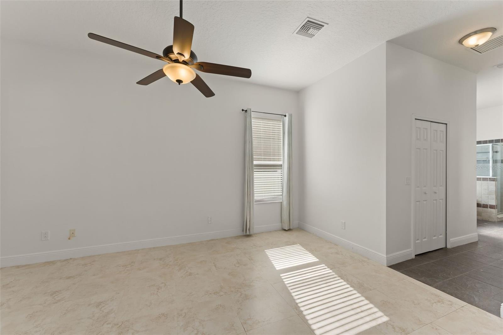 Listing photo id 9 for 889 Pickfair Terrace