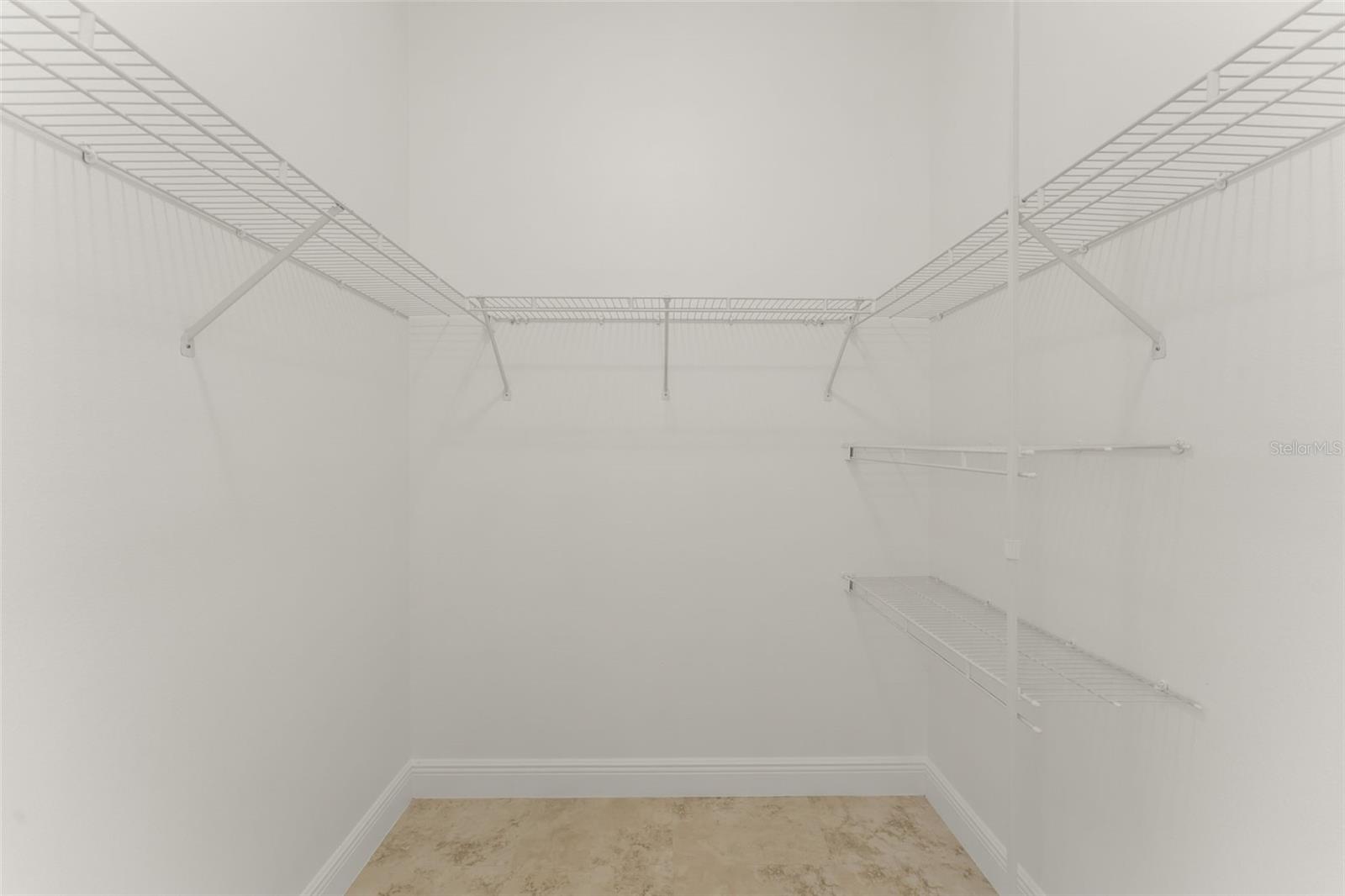 Listing photo id 10 for 889 Pickfair Terrace