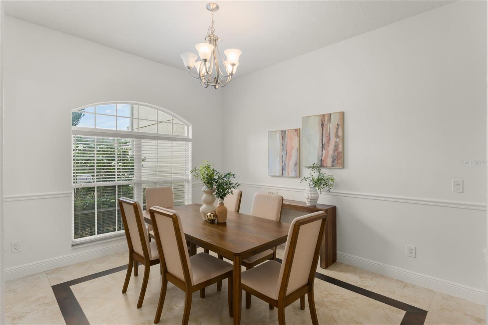 Listing photo id 16 for 889 Pickfair Terrace