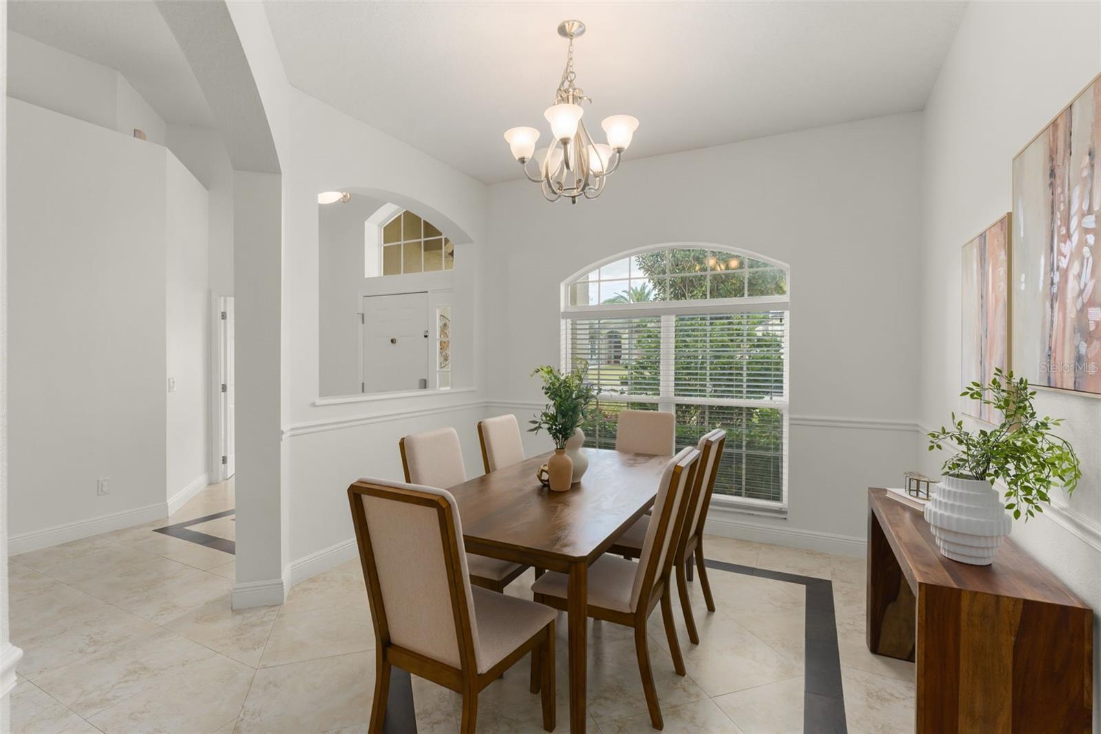 Listing photo id 17 for 889 Pickfair Terrace