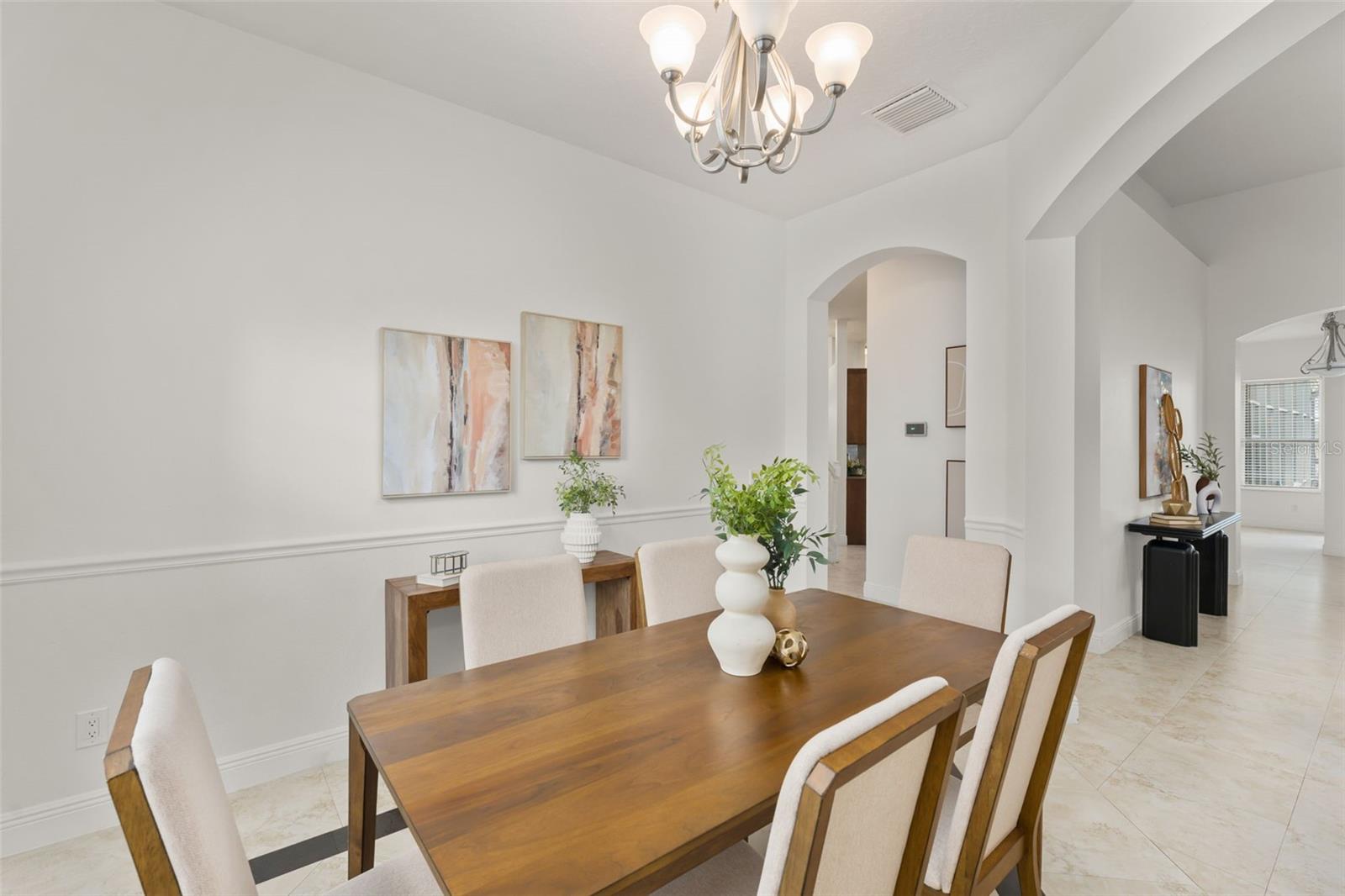 Listing photo id 18 for 889 Pickfair Terrace