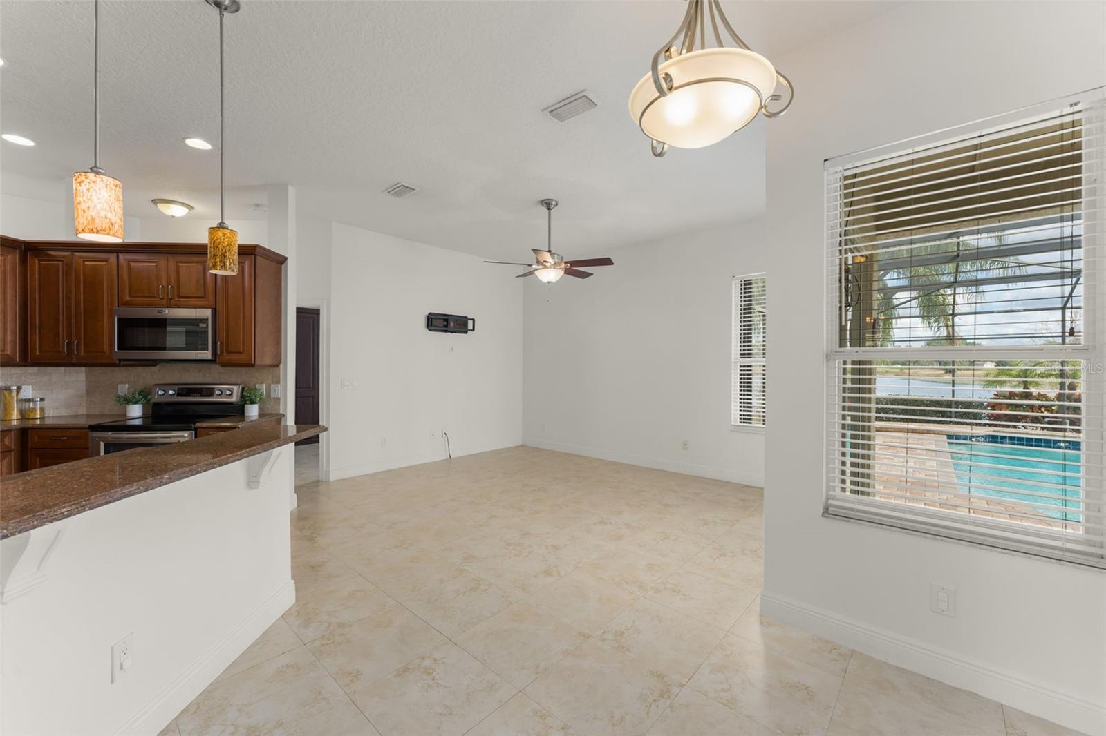 Listing photo id 19 for 889 Pickfair Terrace