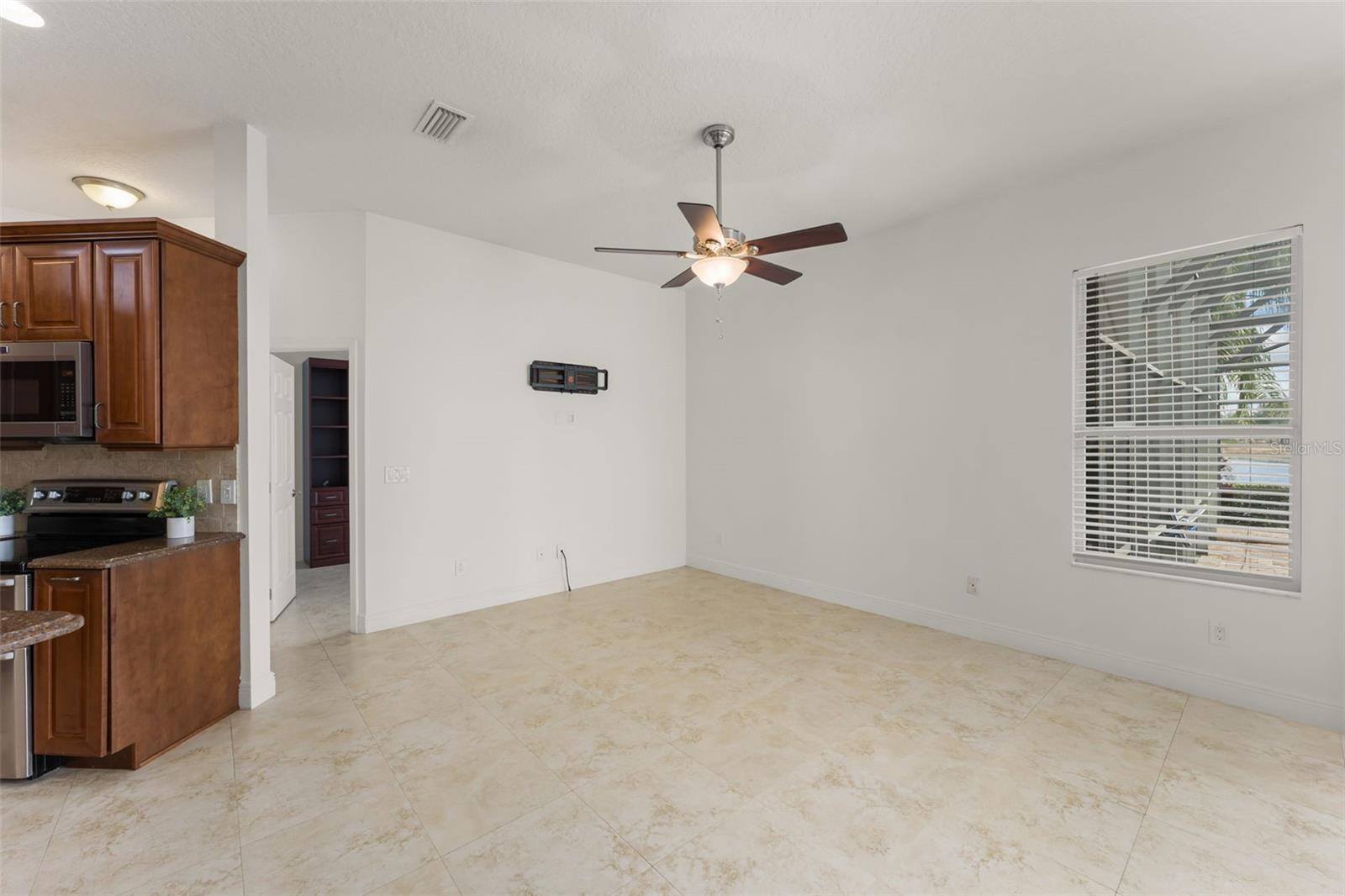 Listing photo id 21 for 889 Pickfair Terrace