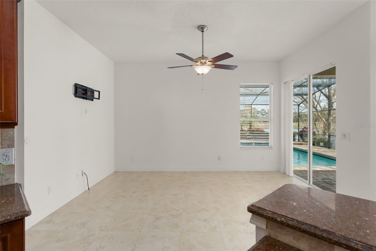 Listing photo id 23 for 889 Pickfair Terrace