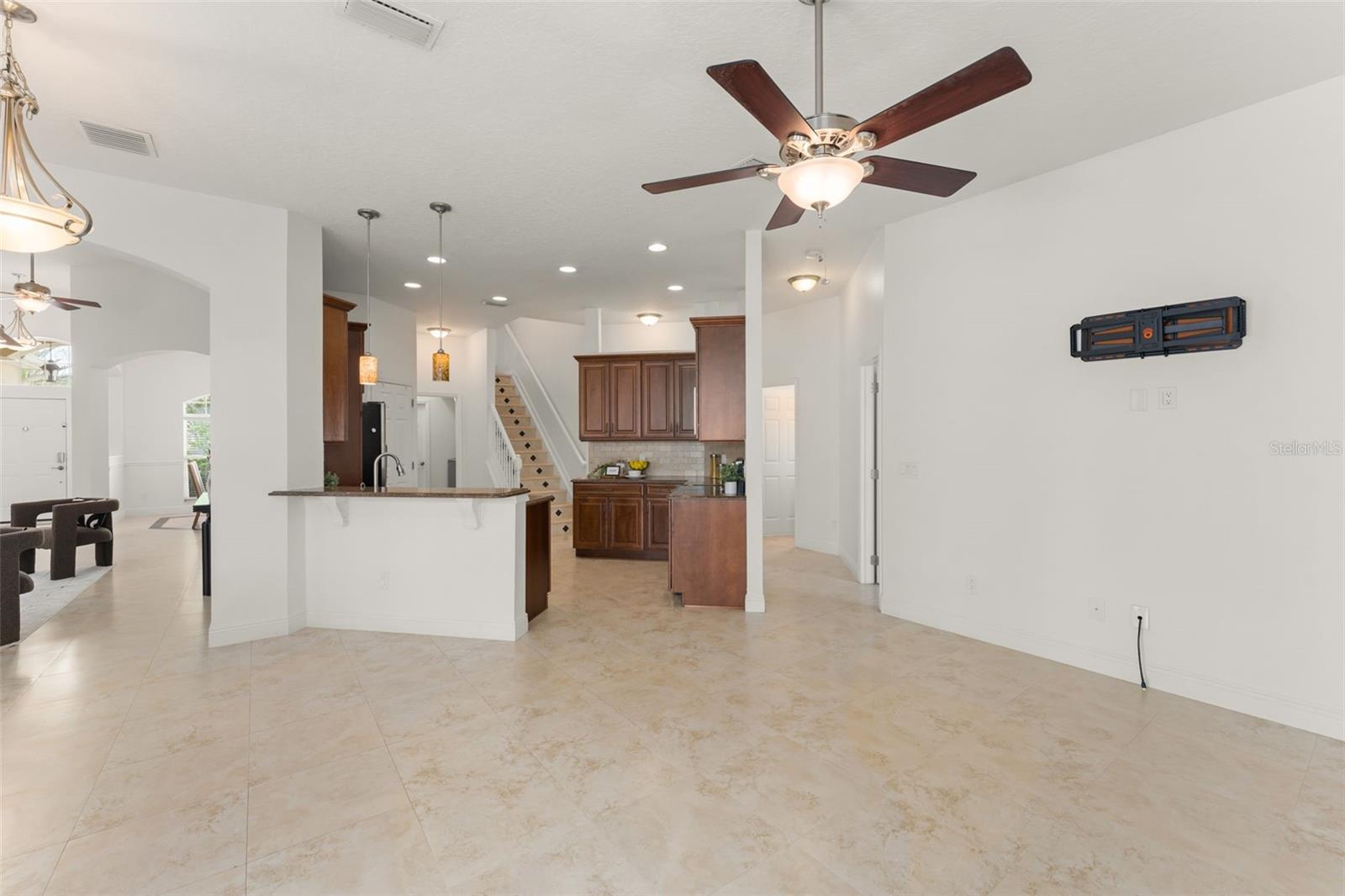 Listing photo id 24 for 889 Pickfair Terrace