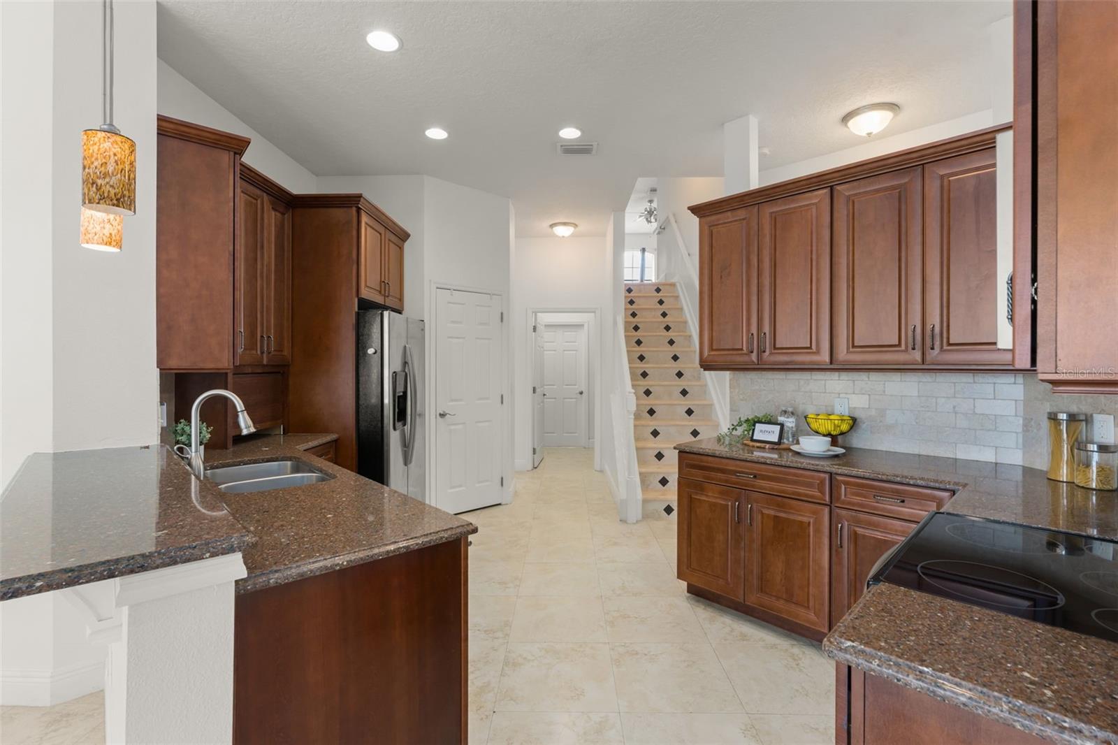 Listing photo id 25 for 889 Pickfair Terrace