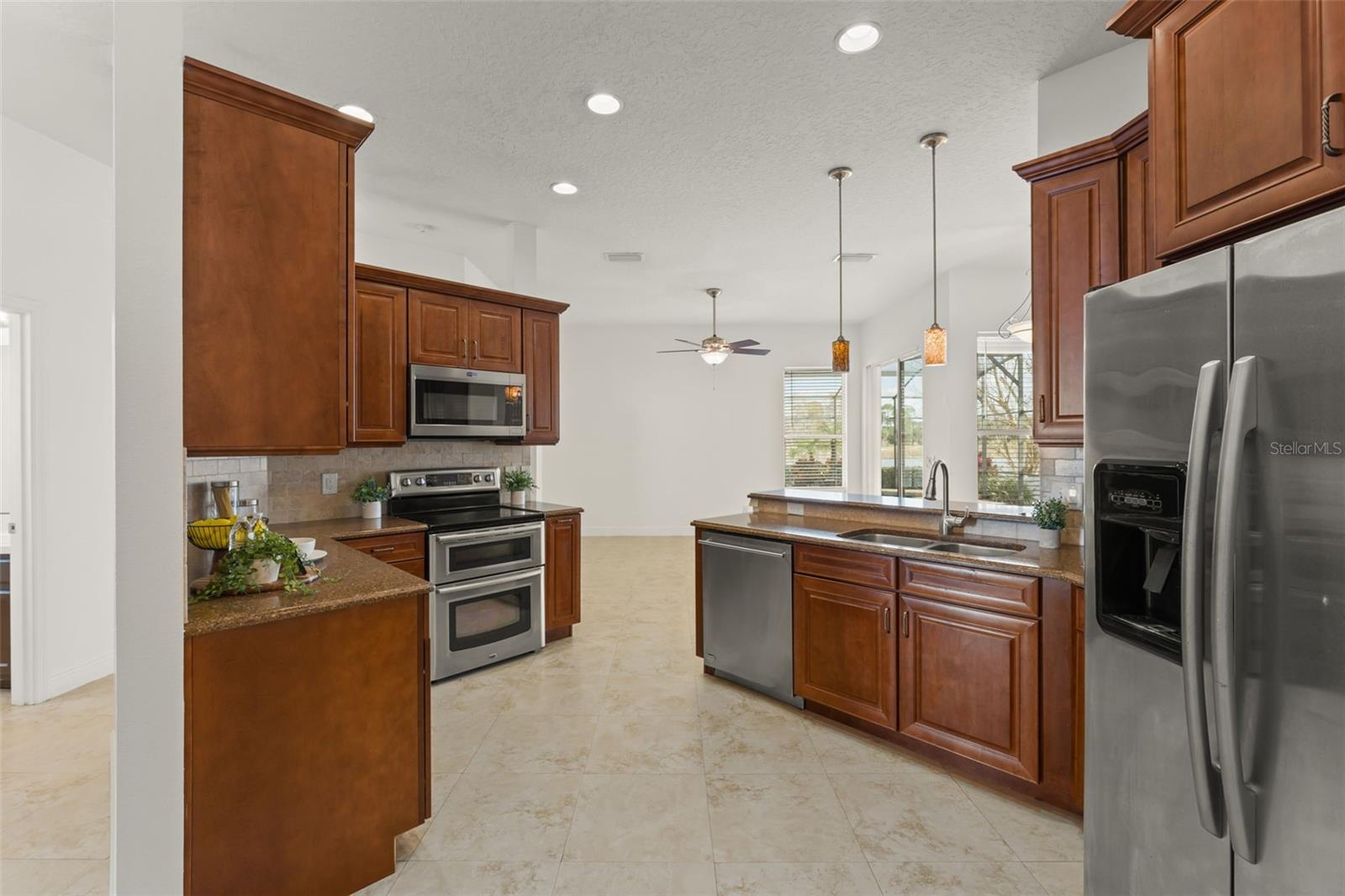 Listing photo id 27 for 889 Pickfair Terrace