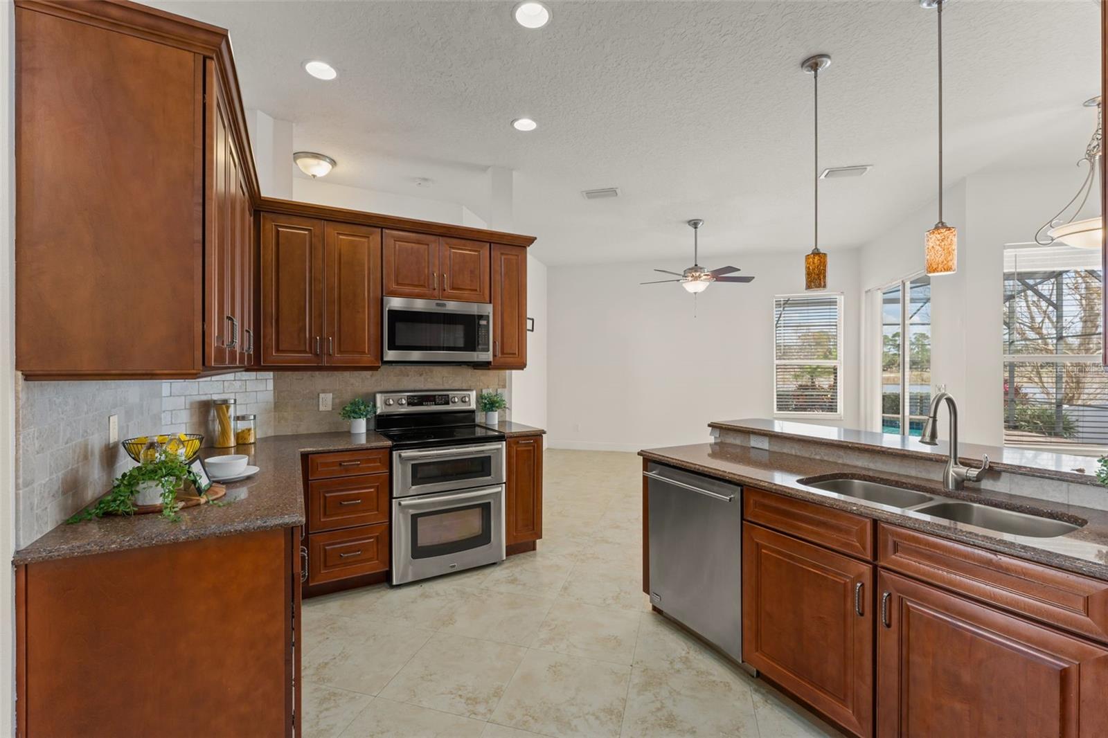 Listing photo id 28 for 889 Pickfair Terrace