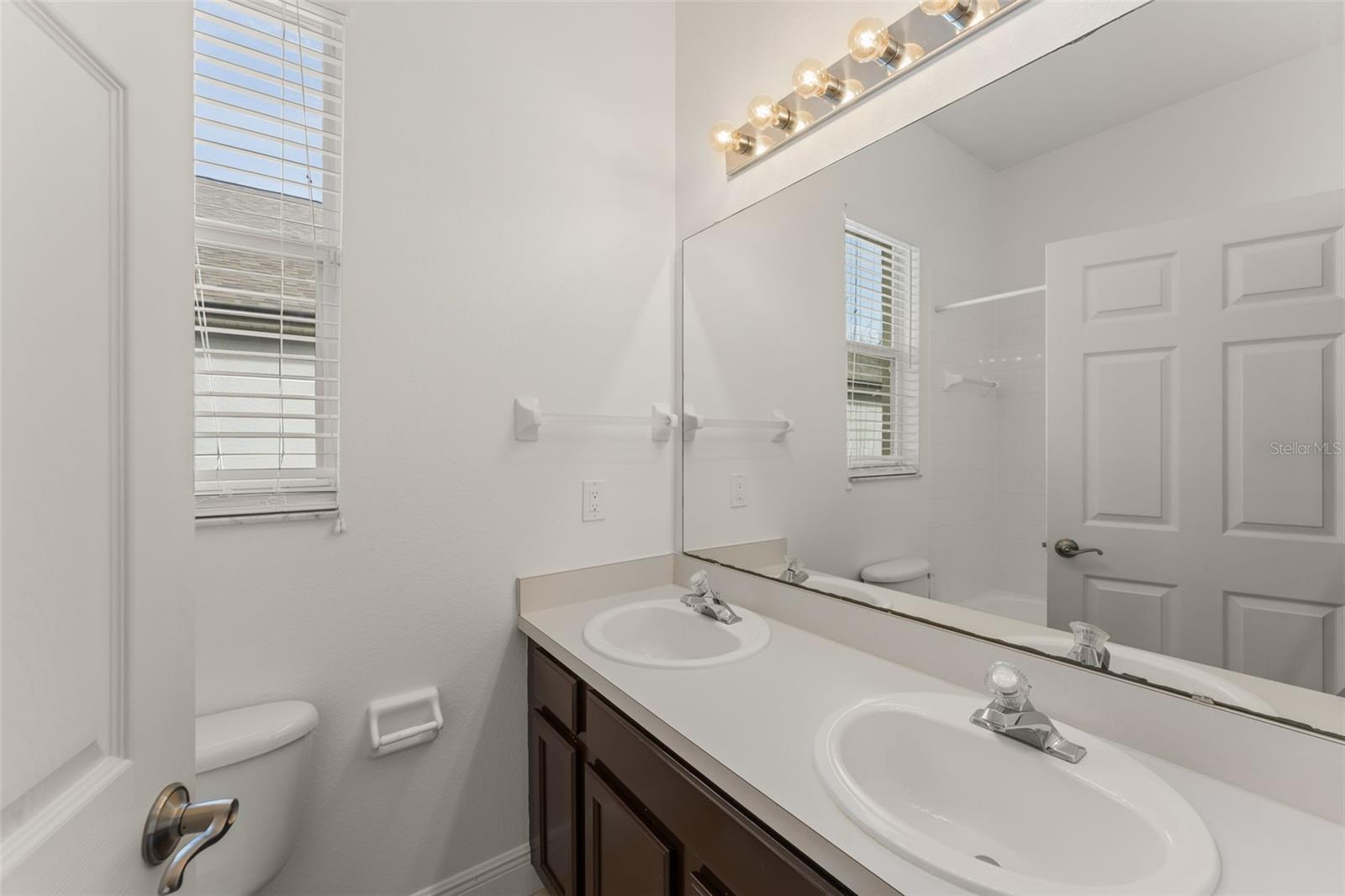 Listing photo id 31 for 889 Pickfair Terrace