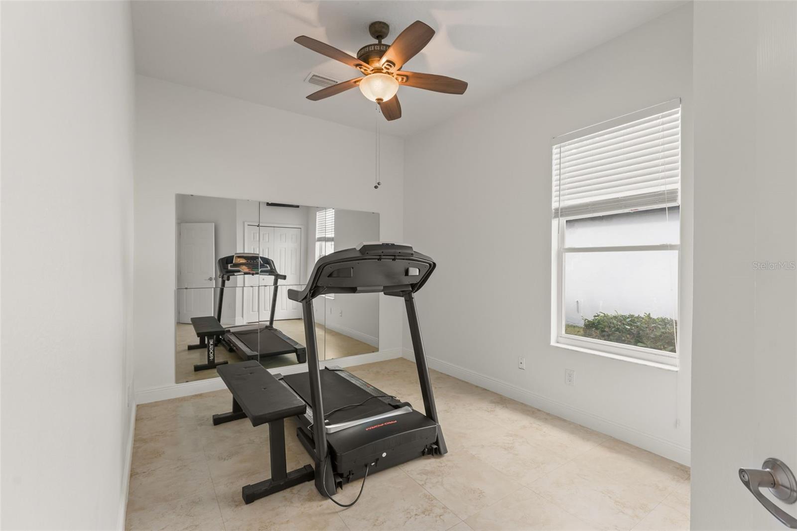 Listing photo id 32 for 889 Pickfair Terrace