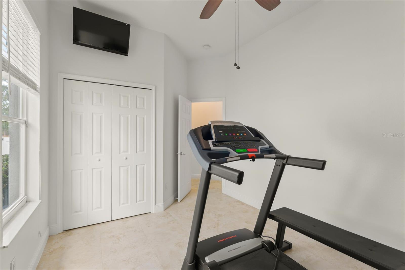 Listing photo id 33 for 889 Pickfair Terrace