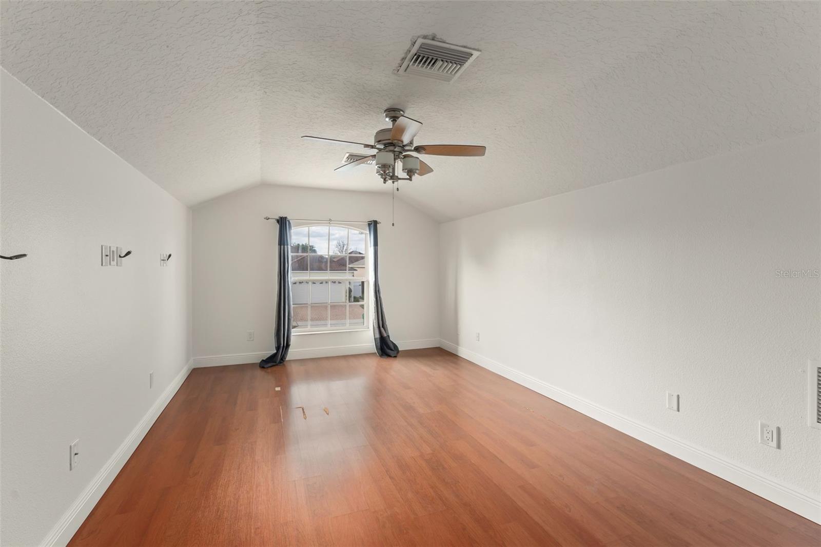 Listing photo id 34 for 889 Pickfair Terrace