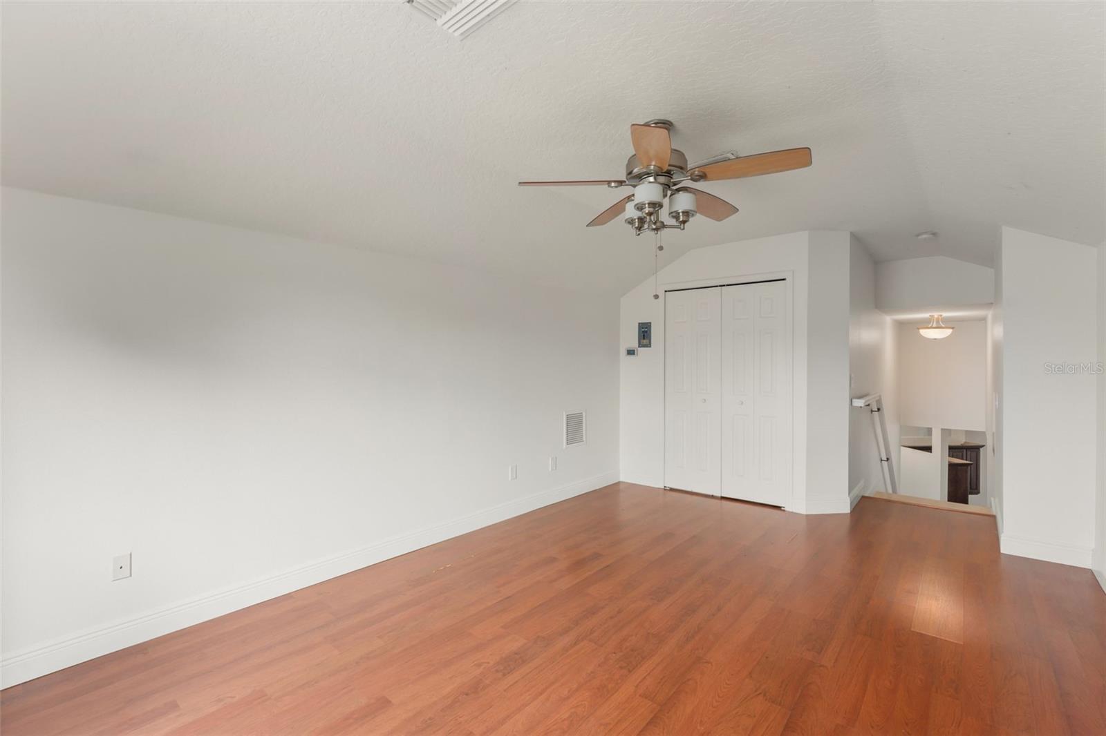 Listing photo id 35 for 889 Pickfair Terrace