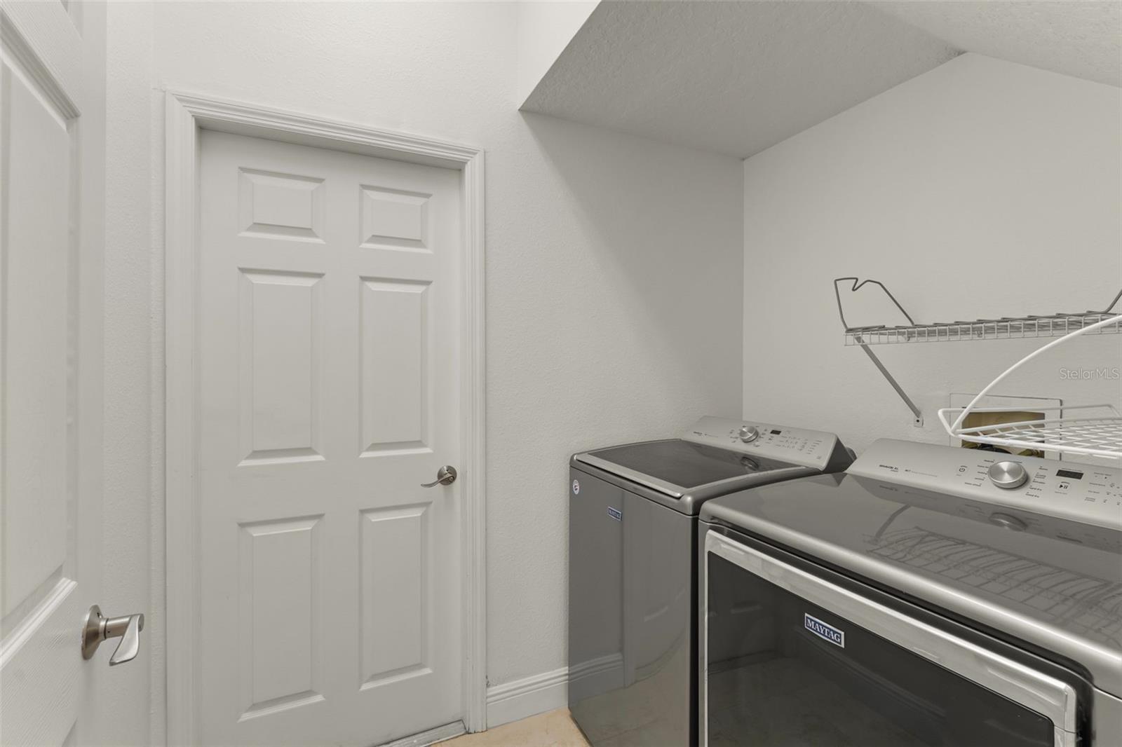 Listing photo id 36 for 889 Pickfair Terrace