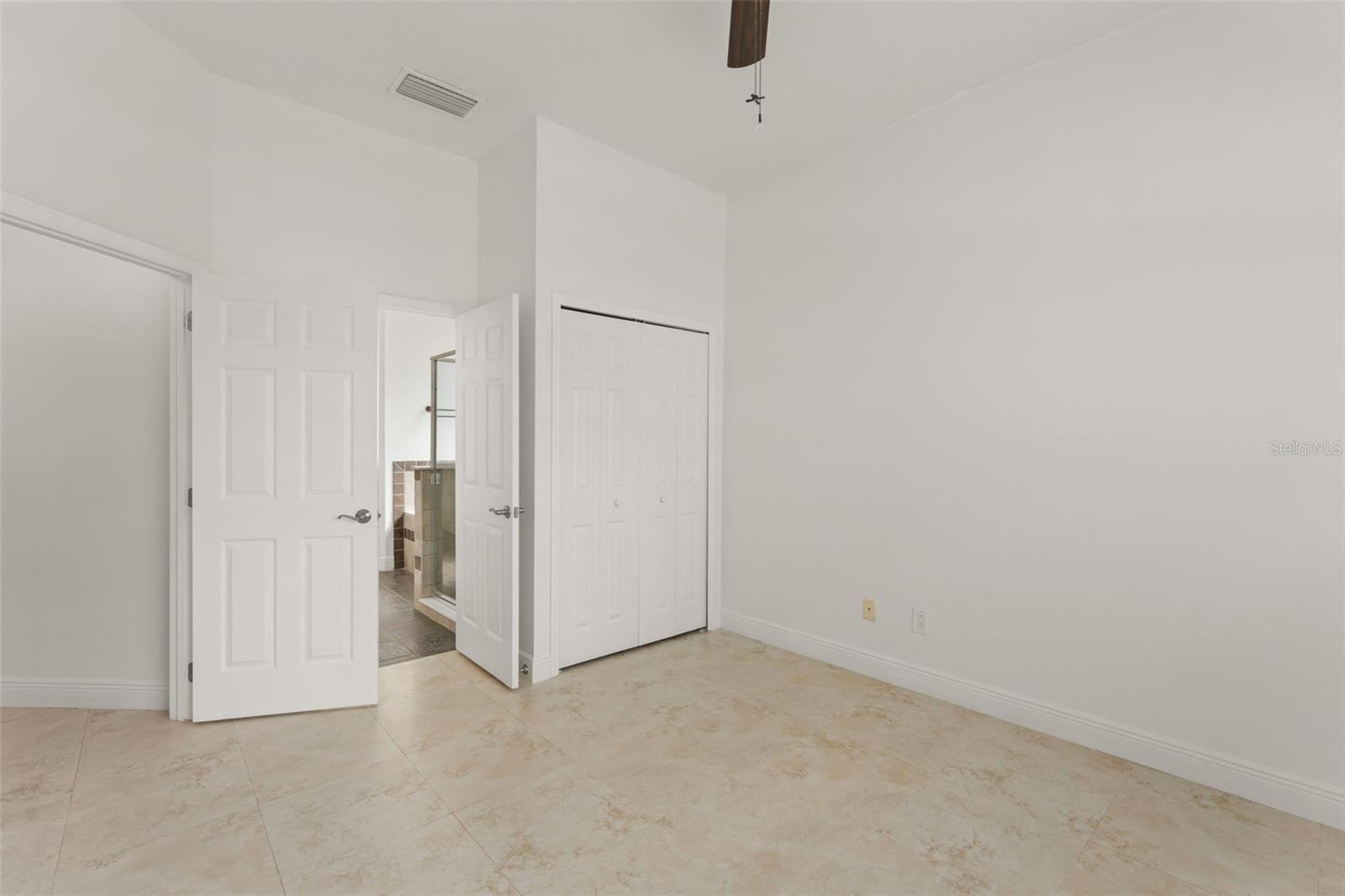 Listing photo id 2 for 889 Pickfair Terrace