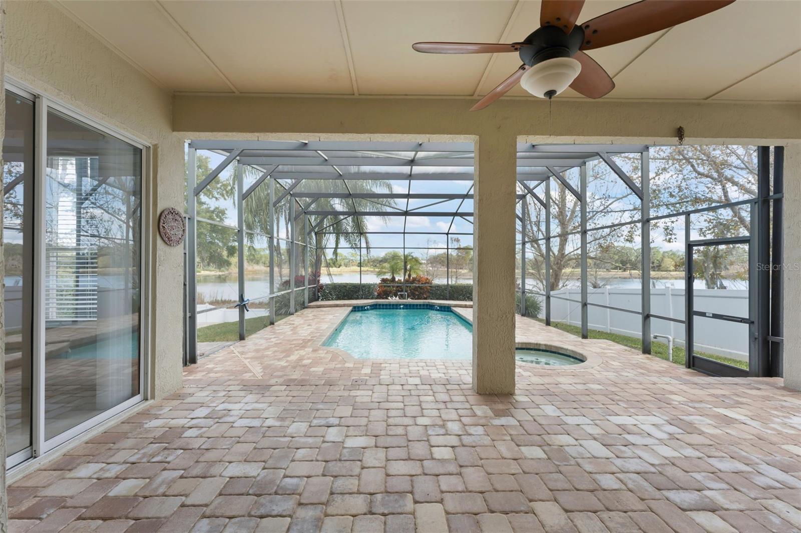 Listing photo id 39 for 889 Pickfair Terrace