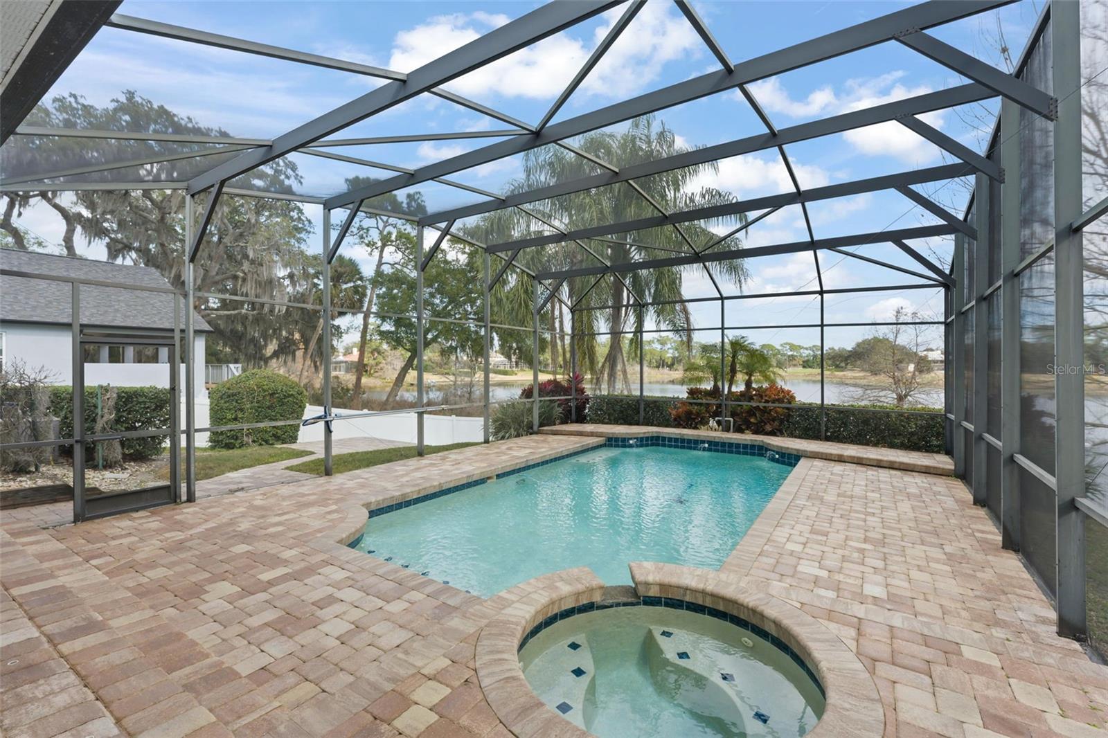 Listing photo id 41 for 889 Pickfair Terrace