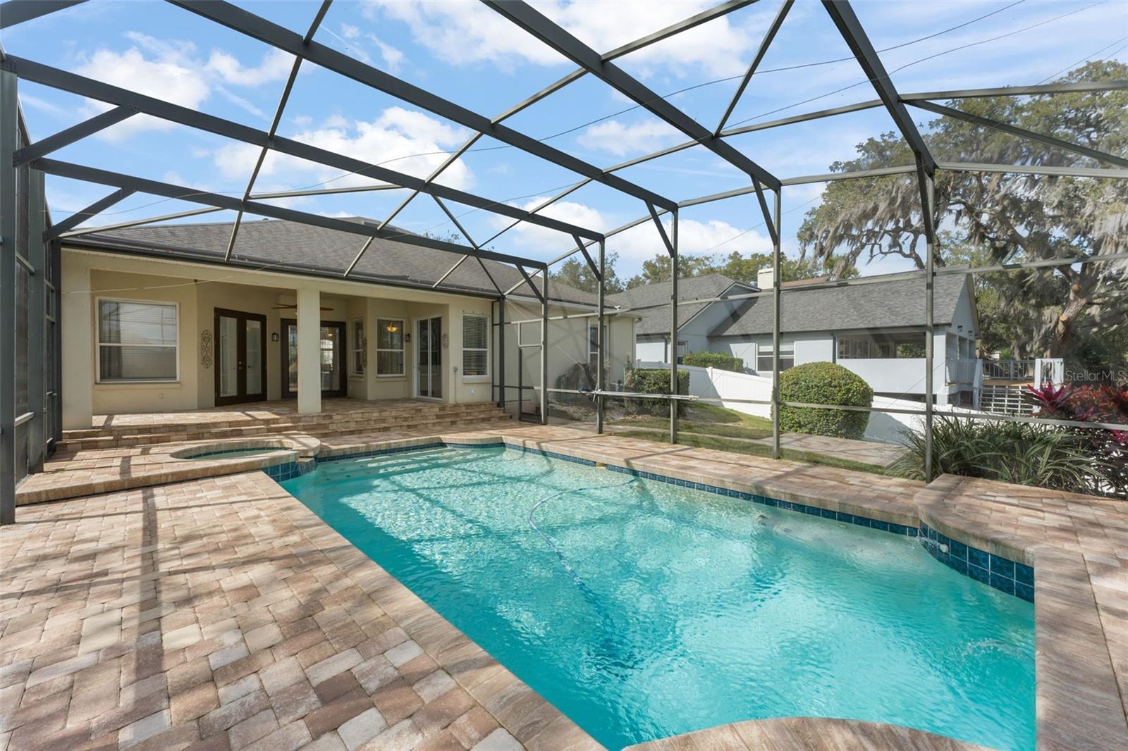 Listing photo id 46 for 889 Pickfair Terrace