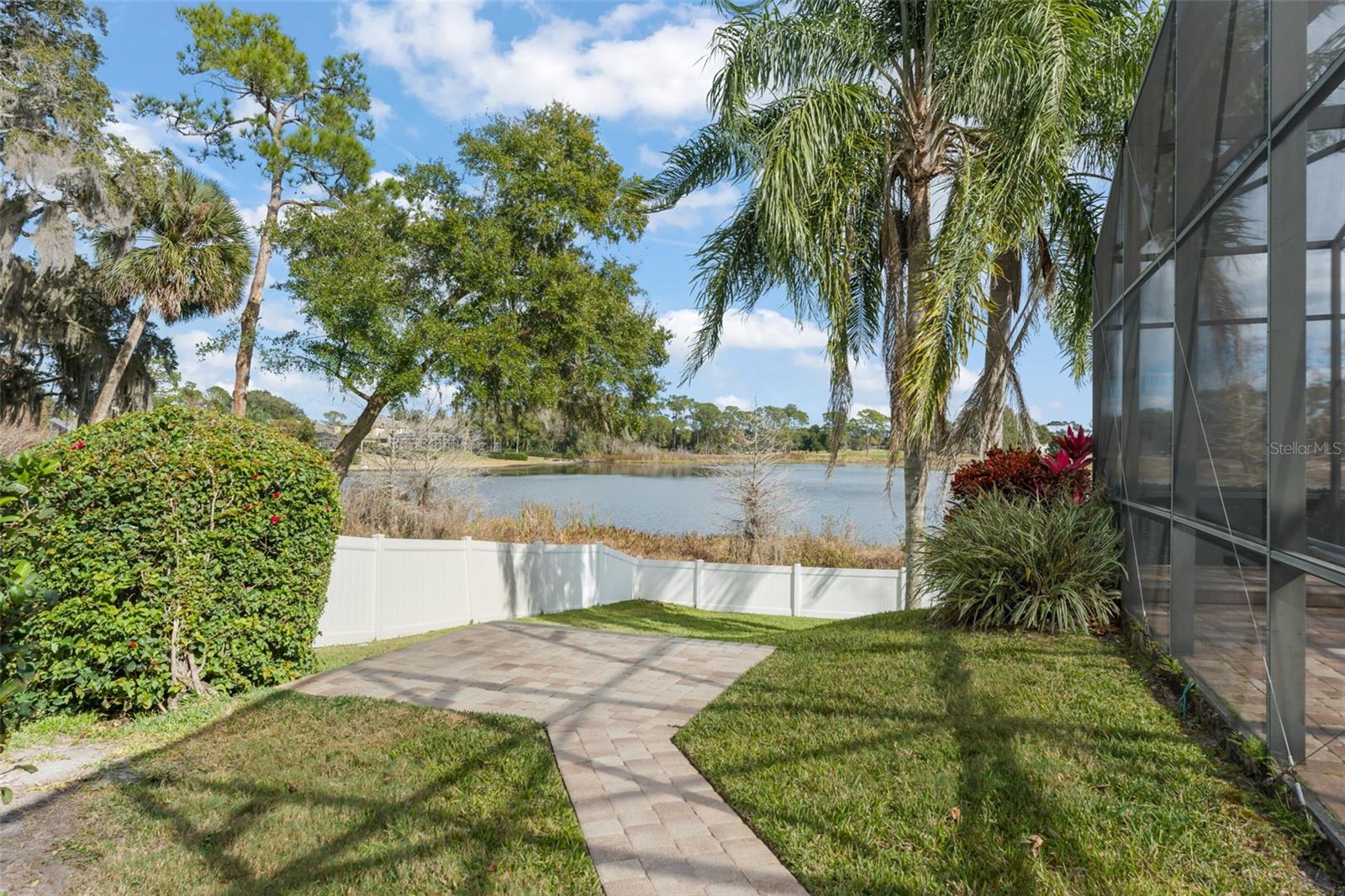 Listing photo id 47 for 889 Pickfair Terrace