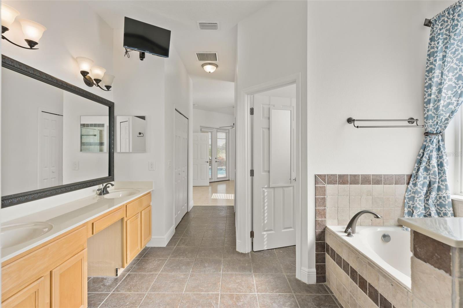 Listing photo id 3 for 889 Pickfair Terrace