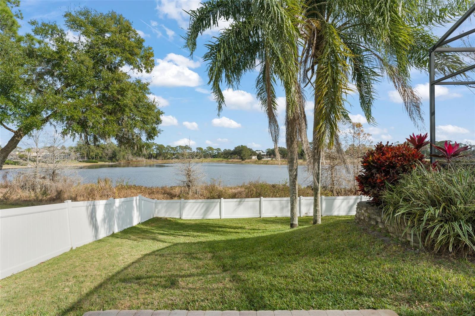 Listing photo id 48 for 889 Pickfair Terrace