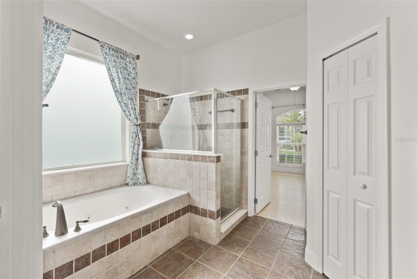 Listing photo id 4 for 889 Pickfair Terrace