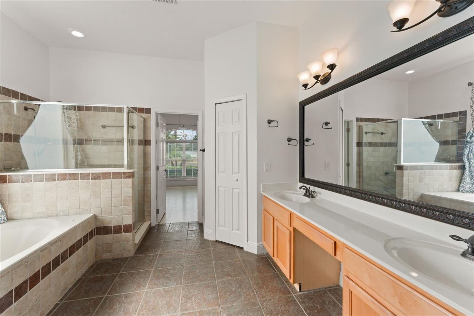 Listing photo id 5 for 889 Pickfair Terrace