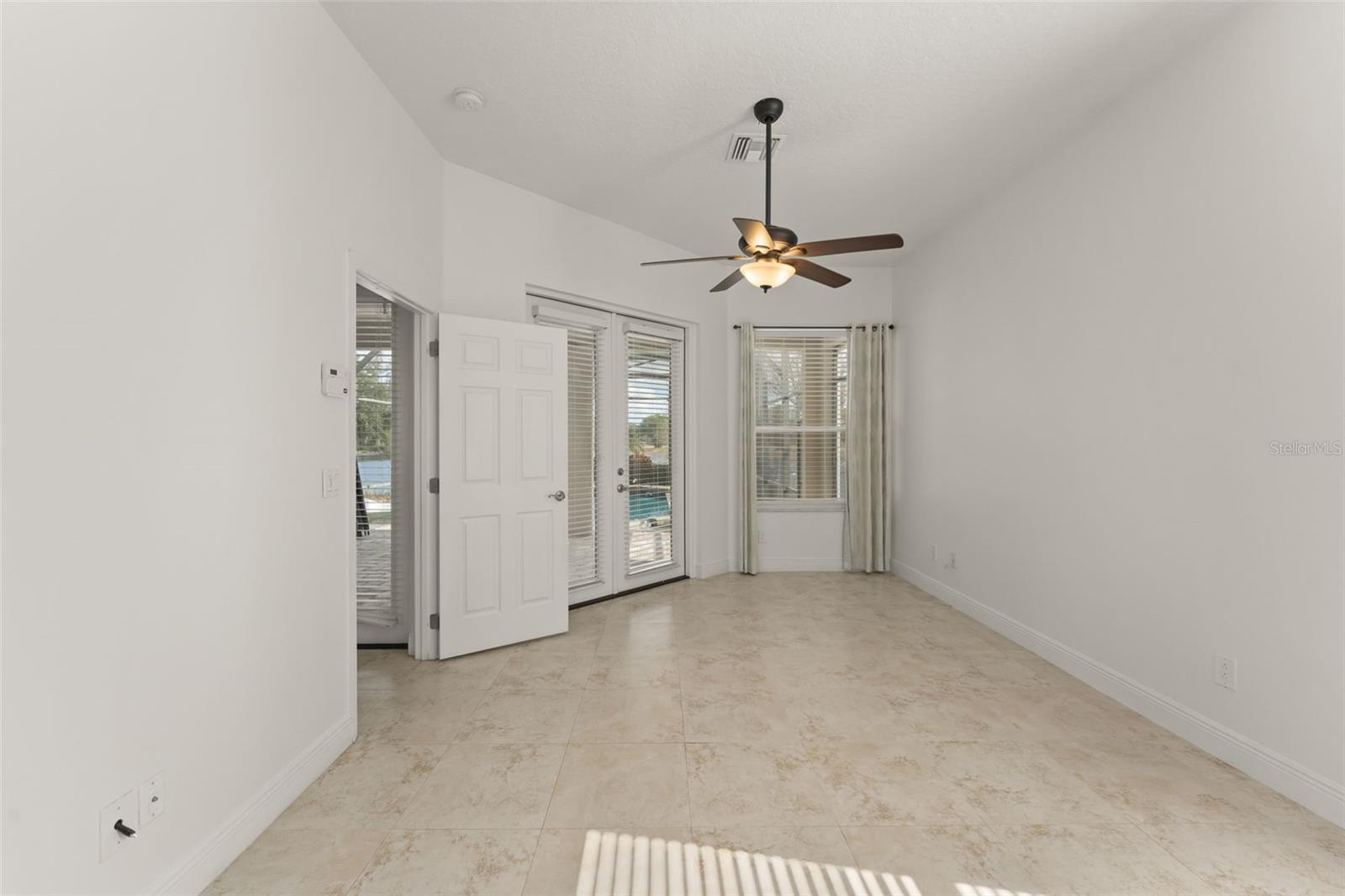 Listing photo id 6 for 889 Pickfair Terrace