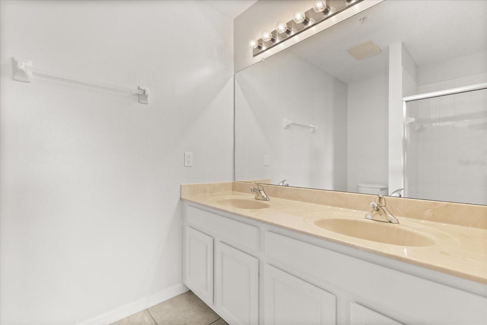 Image 21 of 30 For 909 Waterside Ln  307