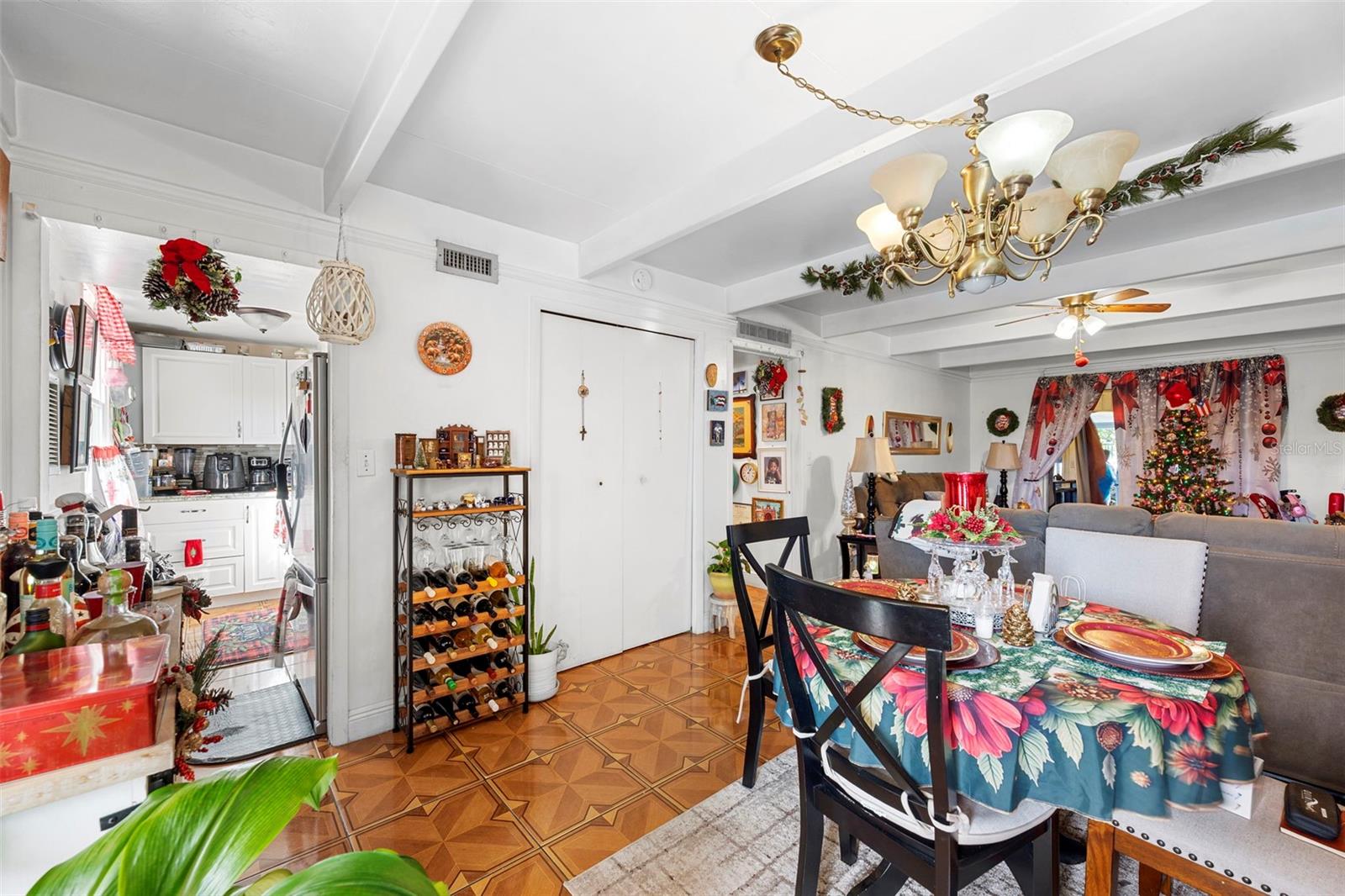 Image 21 of 48 For 601 Club Circle