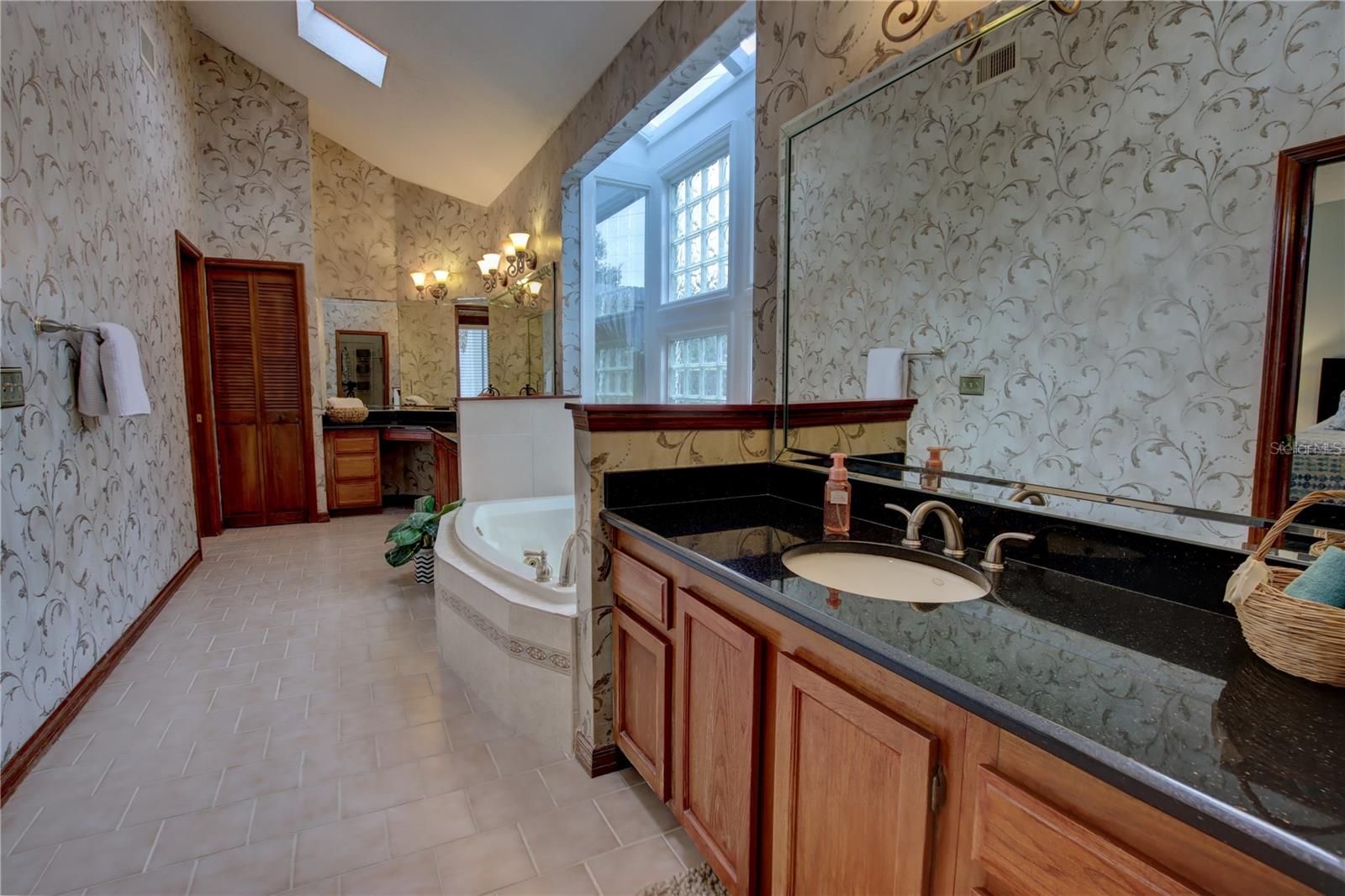 Image 27 of 59 For 5329 Foxshire Court