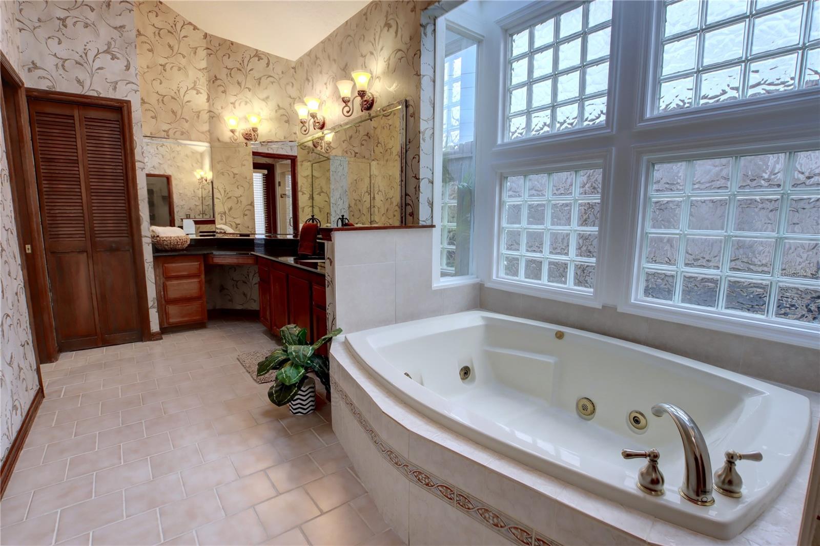 Image 28 of 59 For 5329 Foxshire Court