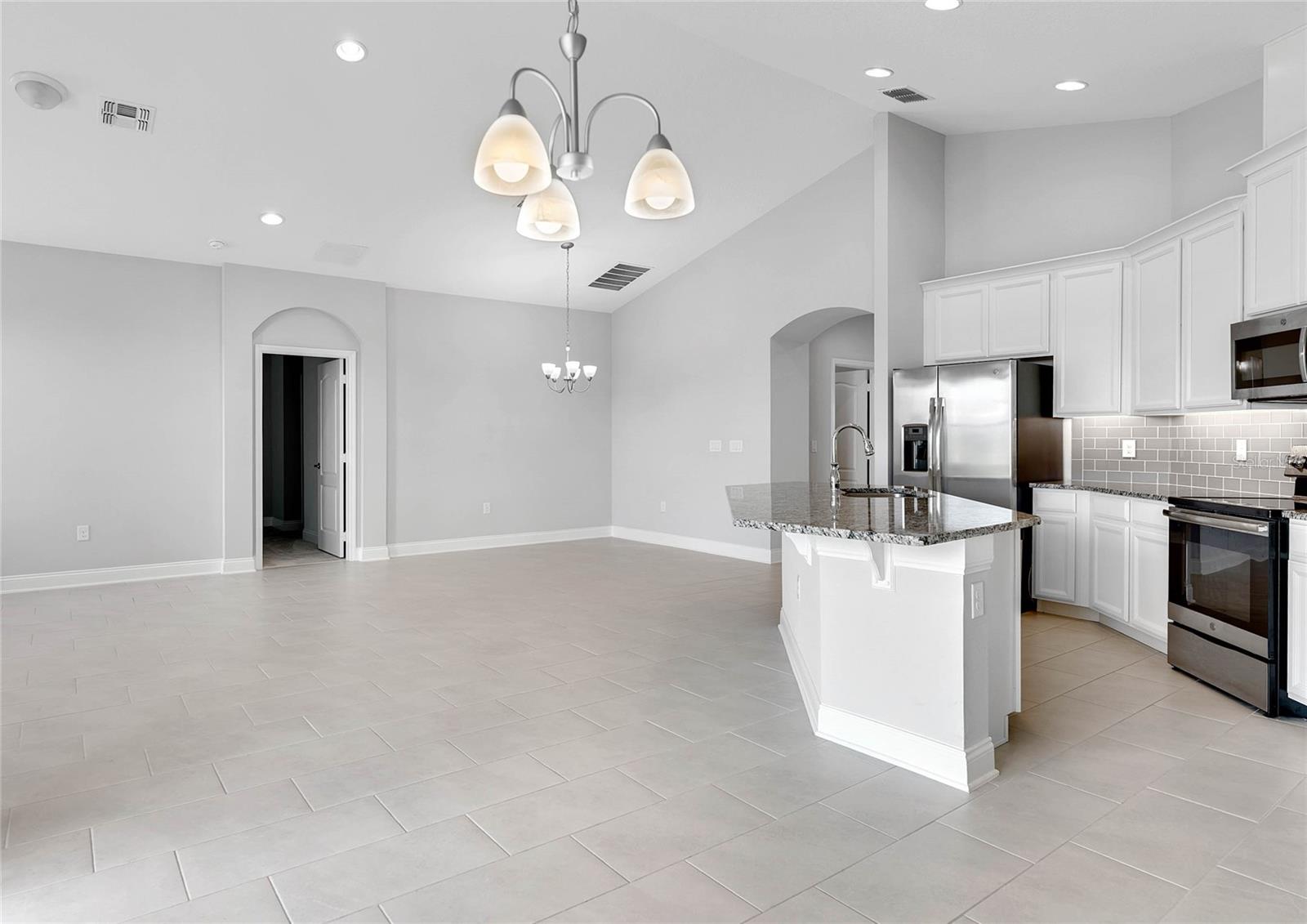 Image 5 of 25 For 17014 Crestmont Boulevard