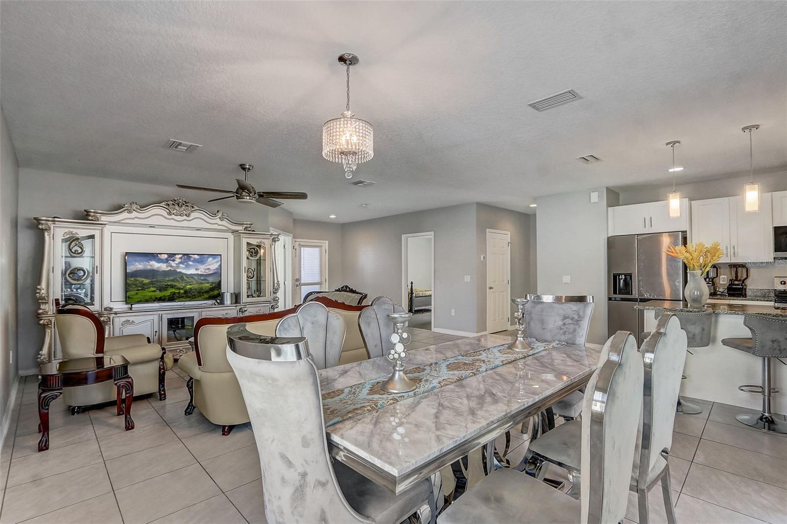 Image 10 of 30 For 4957 Castle Street E