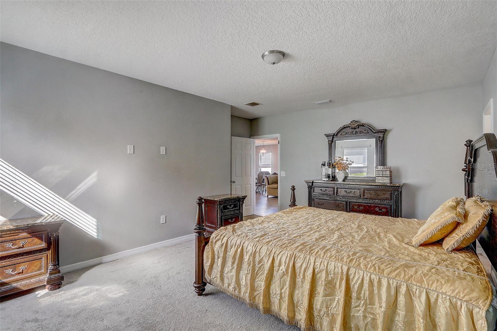 Image 16 of 30 For 4957 Castle Street E