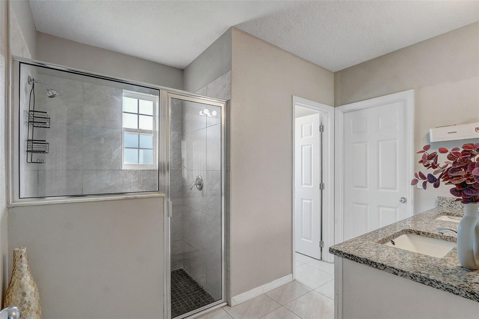 Image 18 of 30 For 4957 Castle Street E