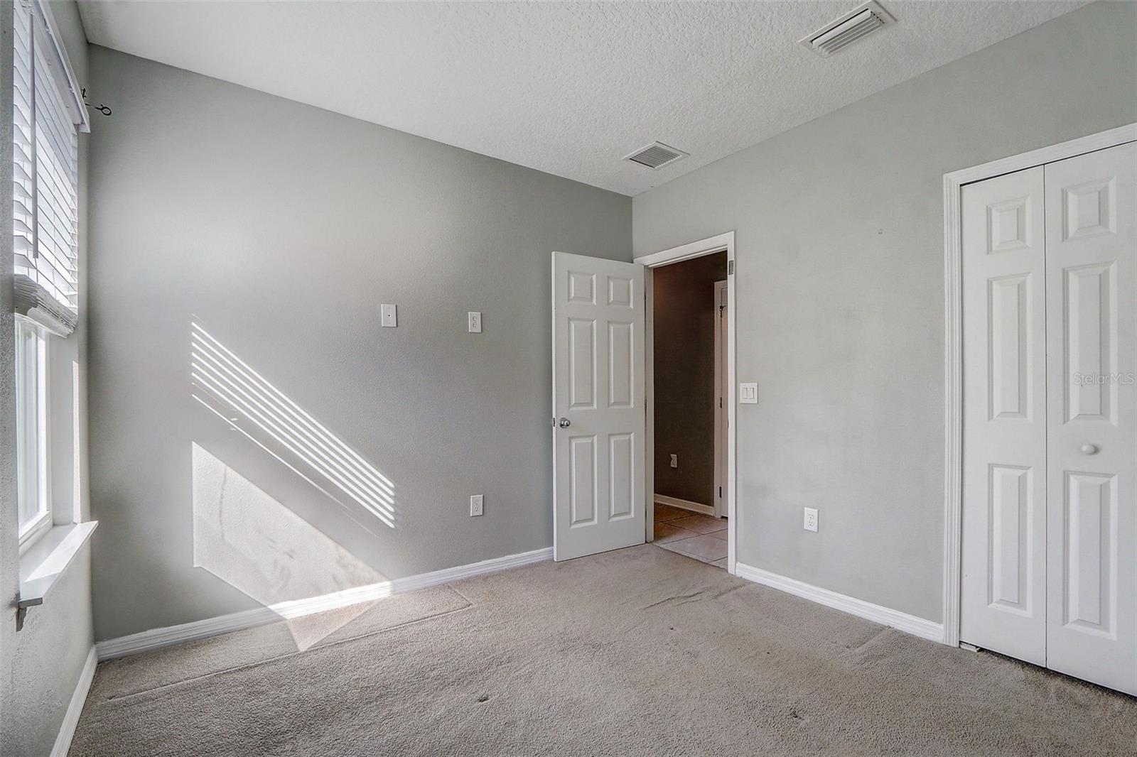 Image 19 of 30 For 4957 Castle Street E