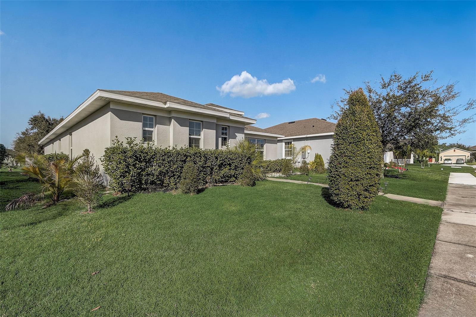 Image 4 of 30 For 4957 Castle Street E