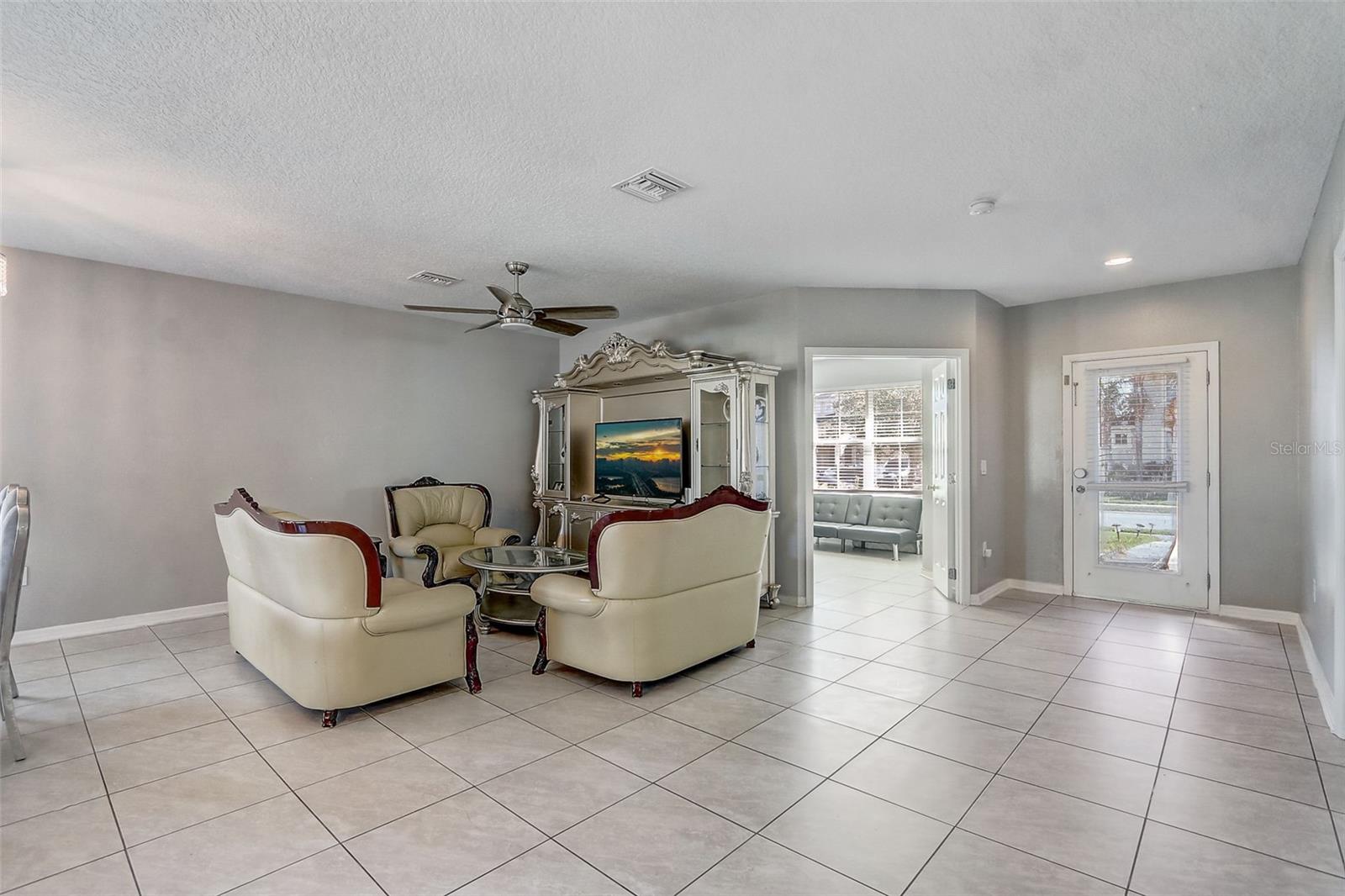 Image 7 of 30 For 4957 Castle Street E