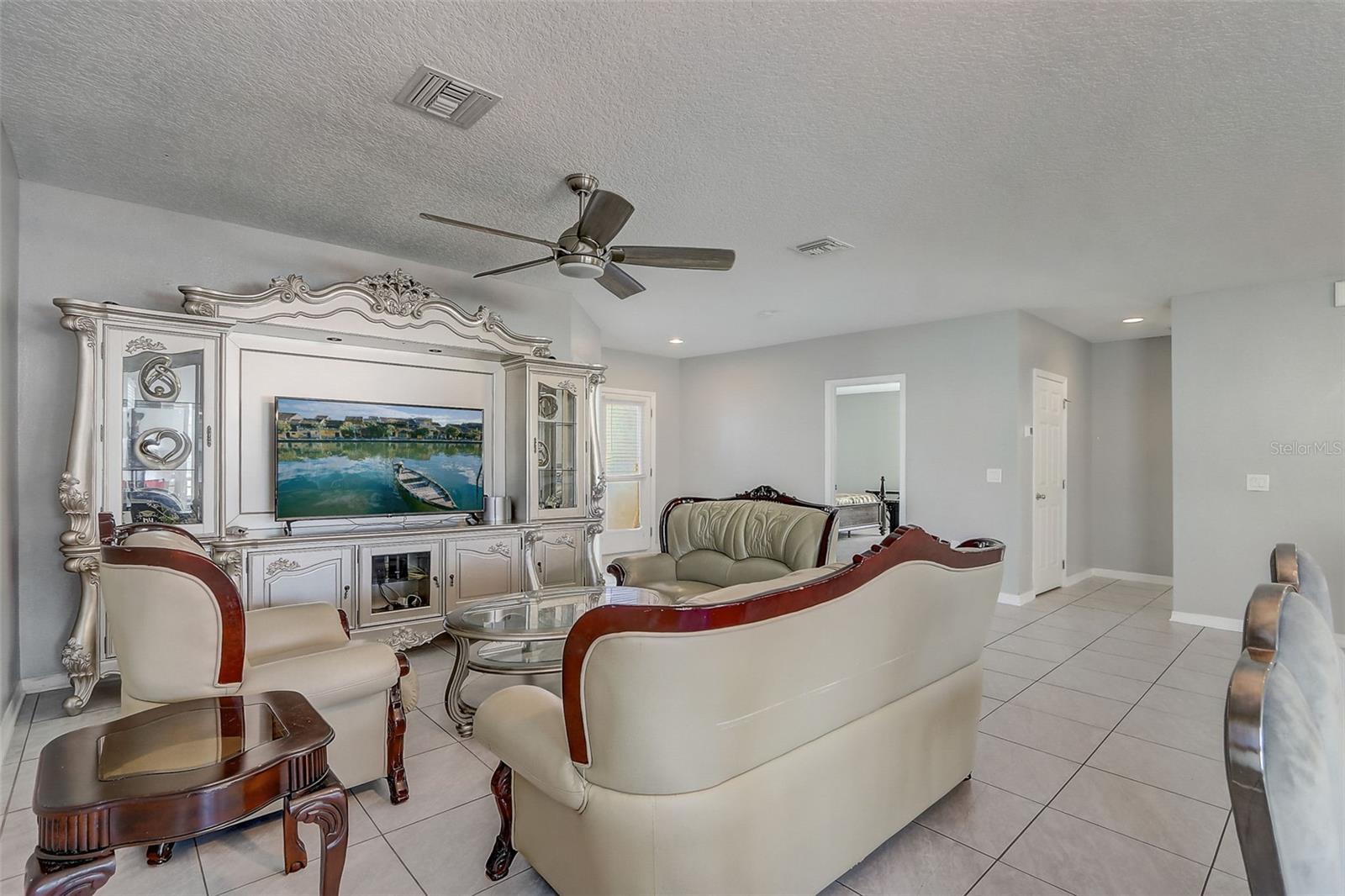 Image 8 of 30 For 4957 Castle Street E