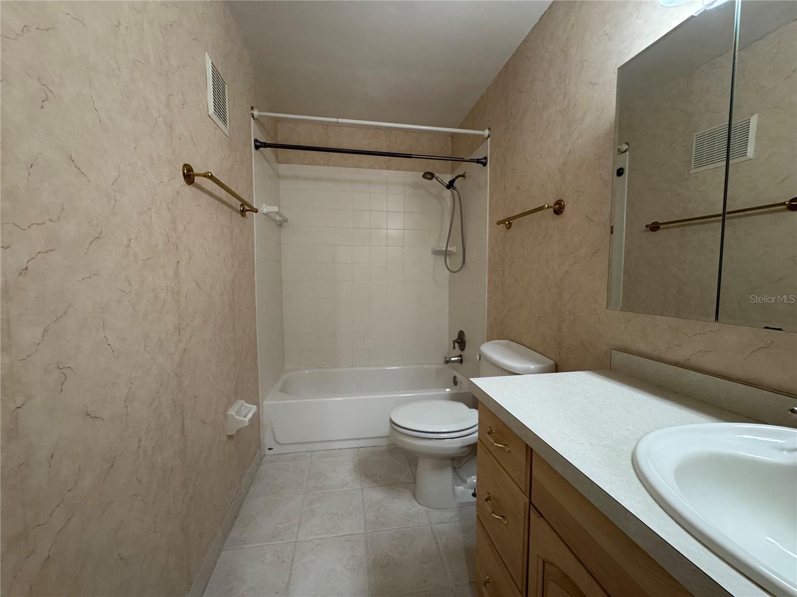 Image 19 of 32 For 200 Saint Andrews Boulevard 1803