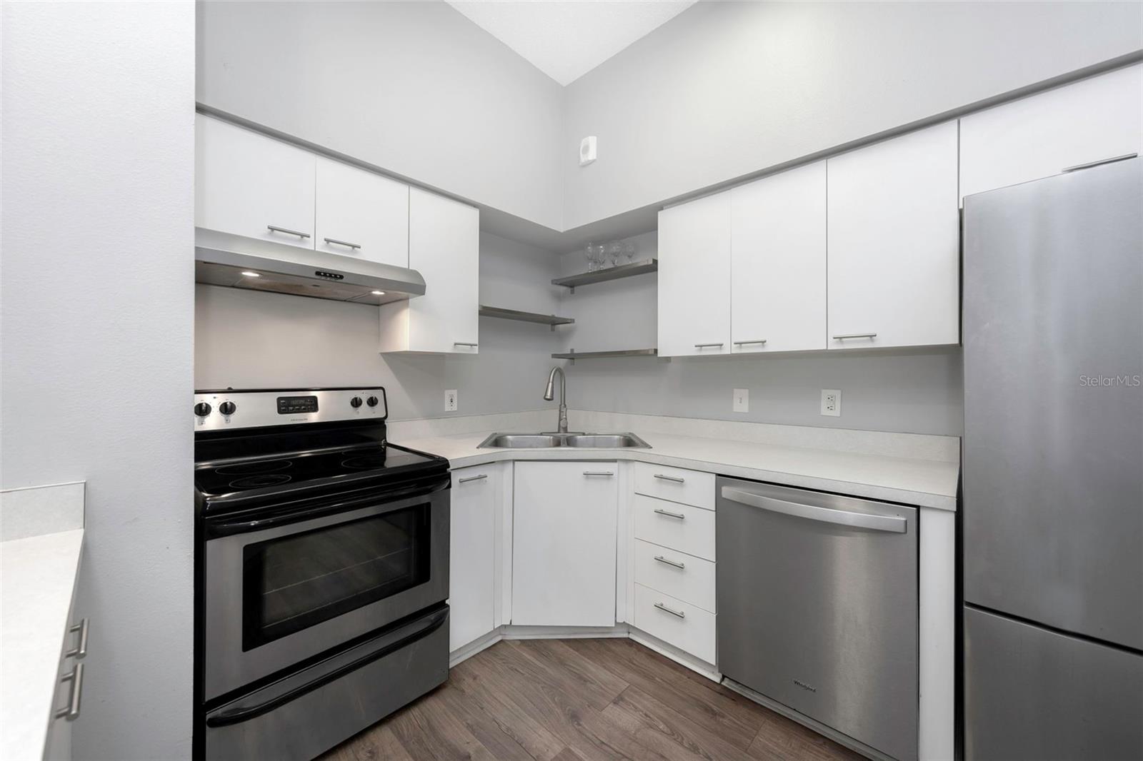 Image 15 of 29 For 701 Mirror Lake Dr N Drive N 118