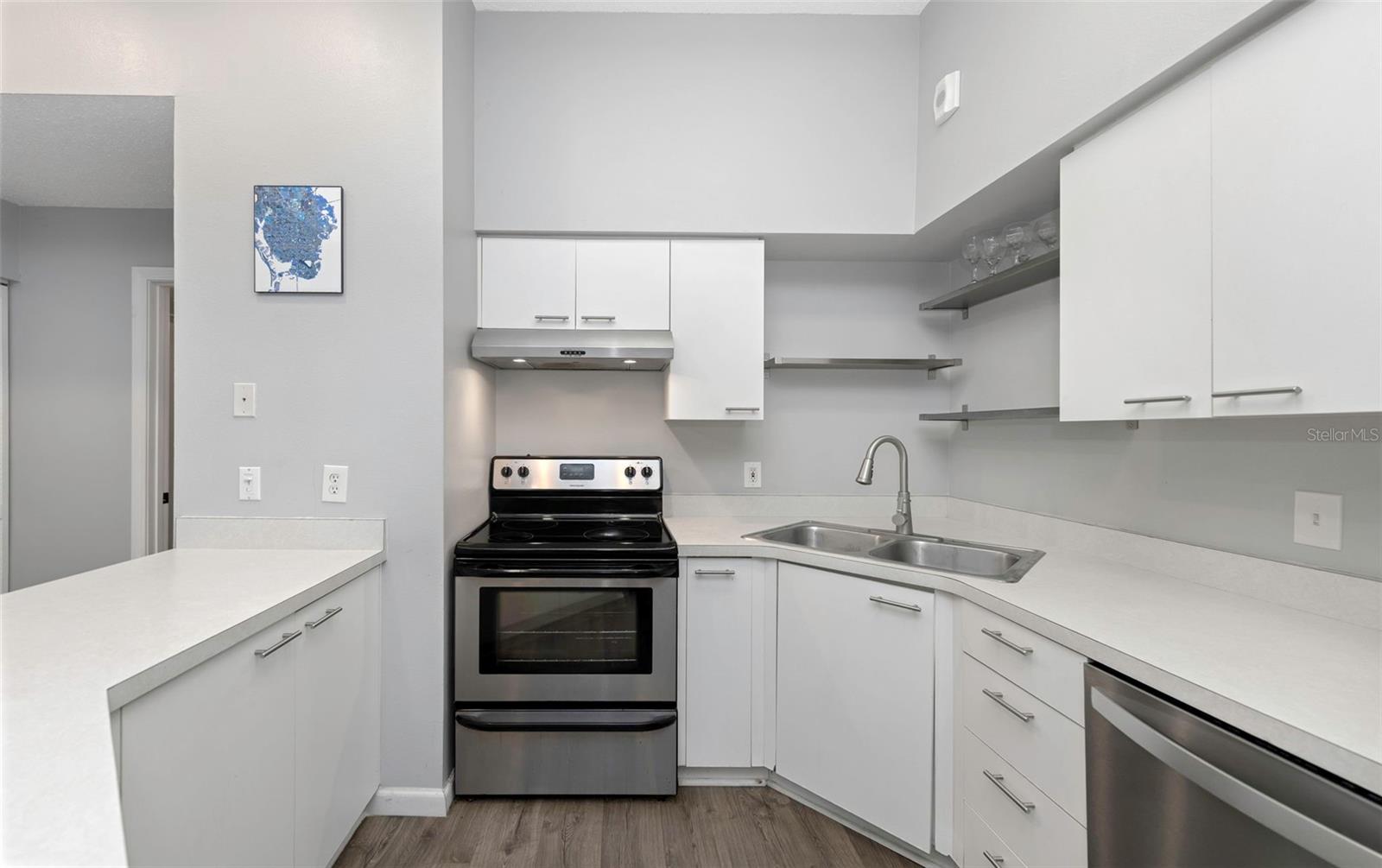 Image 16 of 29 For 701 Mirror Lake Dr N Drive N 118