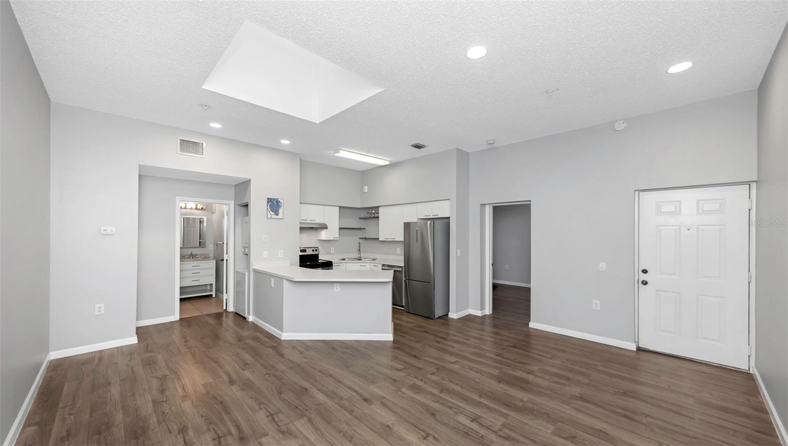 Image 18 of 29 For 701 Mirror Lake Dr N Drive N 118