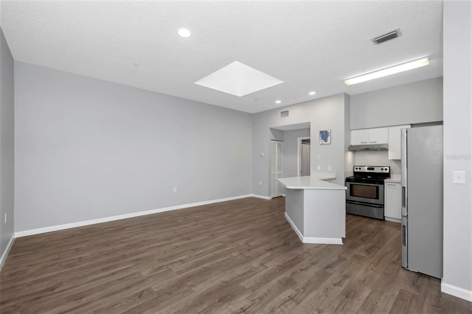 Image 20 of 29 For 701 Mirror Lake Dr N Drive N 118