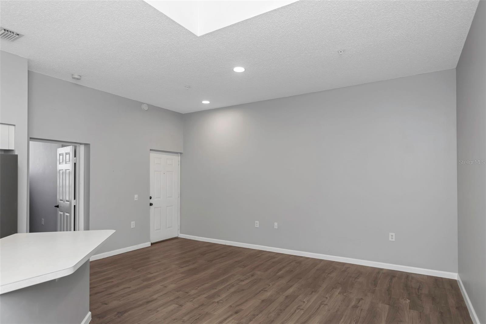 Image 21 of 29 For 701 Mirror Lake Dr N Drive N 118